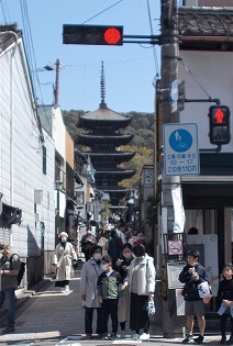 京都・平家の夢の跡巡り・清水道信号奥の清水寺五重塔