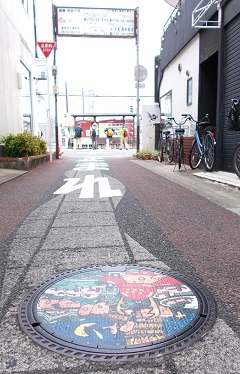 �Îs�E�������Õ��߂���E���J��`�j���񂪕`�����f�U�C���}���z�[���W