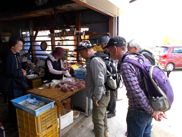 �R�̕ӂ̓��E�L���̔���