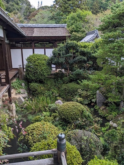 �R�̕ӂ̓��E���x���E���n���@�ɗ��E�뉀