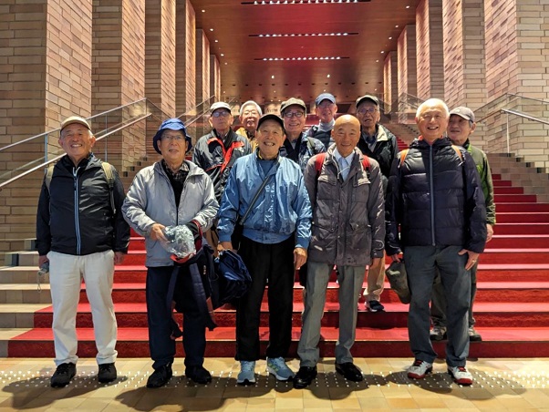 �䓰�؃E�H�[�N�E���V���t�F�X�e�B�o���^���B�Ԃ��イ����̊K�i�ŋL�O�ʐ^