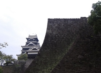 二様の石垣越しに見る熊本城天守閣